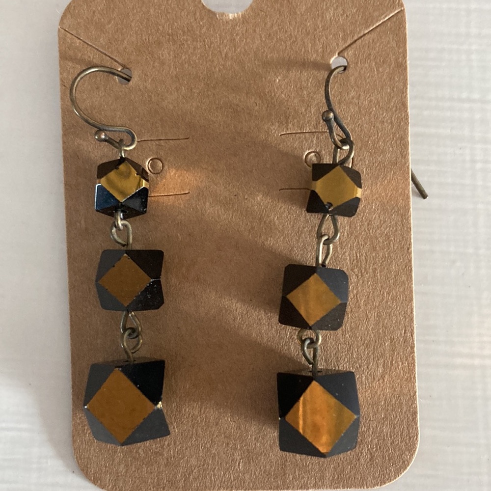 Set of Vintage looking pierced earrings with unique beads - Picture 4 of 5